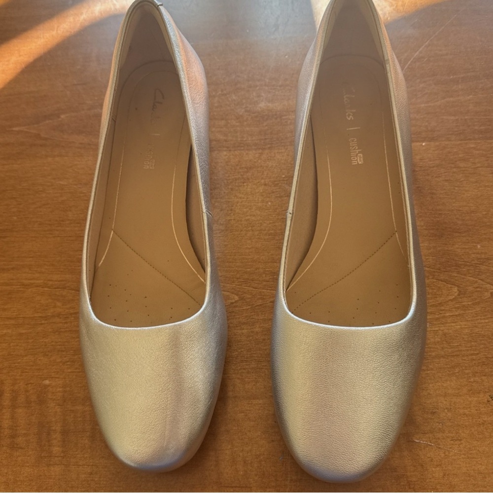 Used Clarks Orabella Alice Silver Leather Pumps Block Heel US 9.5